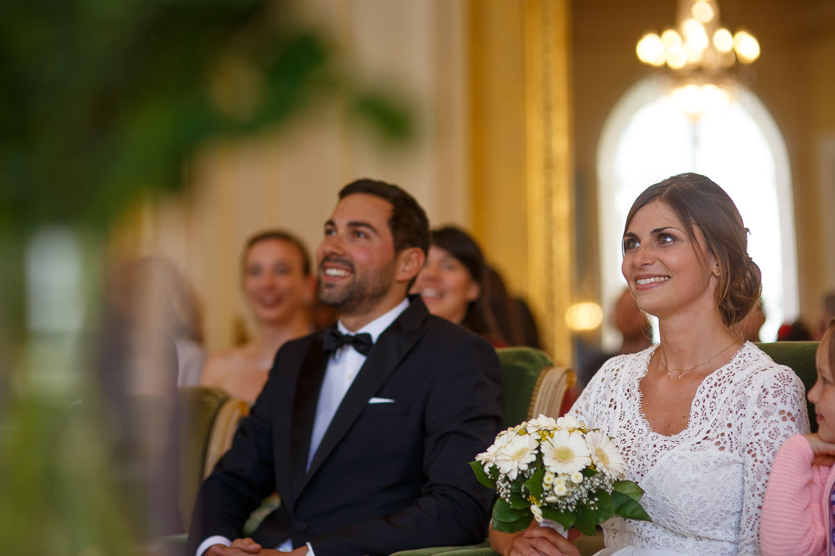 Invités pose sa main sur le bras